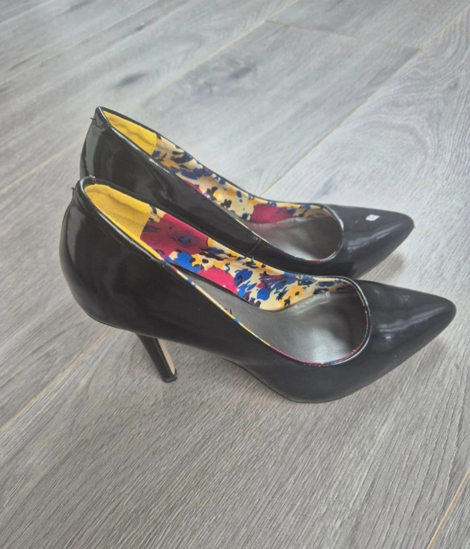 ​Madden Girl door Steve Madden zwarte lak pumps met bloemenvoering maat 37